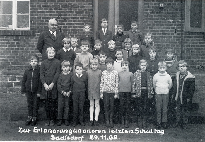 1969 Lehrer Karl Konig  letzter Schultag  Klassenfoto001 1