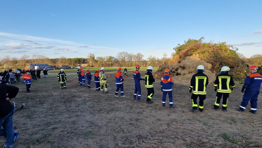 2026 04 04 Osterfeuer Bahrdorf Amiberg 032x