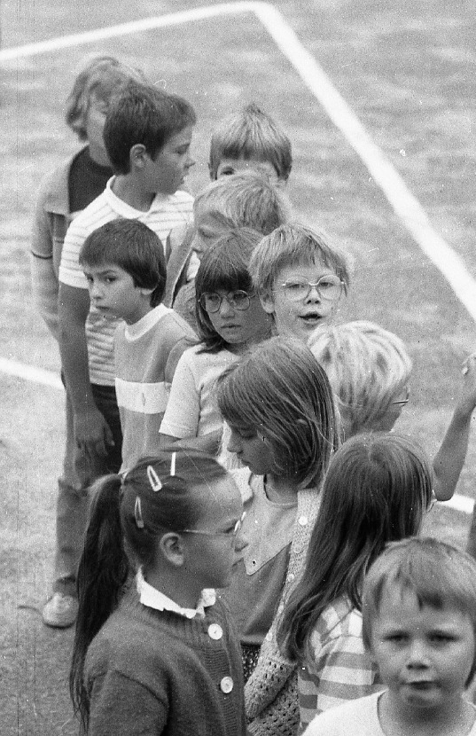 1983 xx xx Schule Schulerinnen auf dem Schulhof013 2