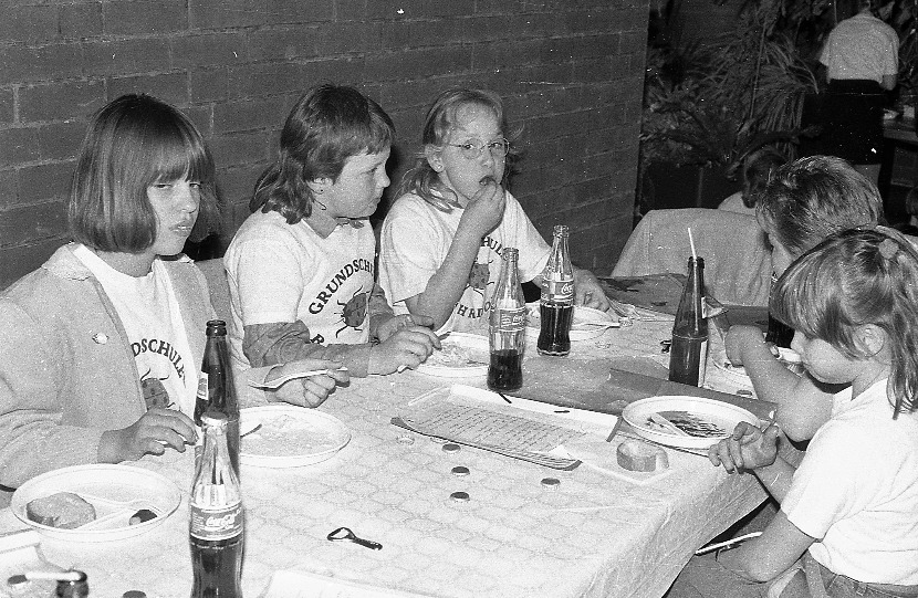 1991 06 01 Jahr unklarSportlerehrung Rathaus Velpke Schulchor1 2