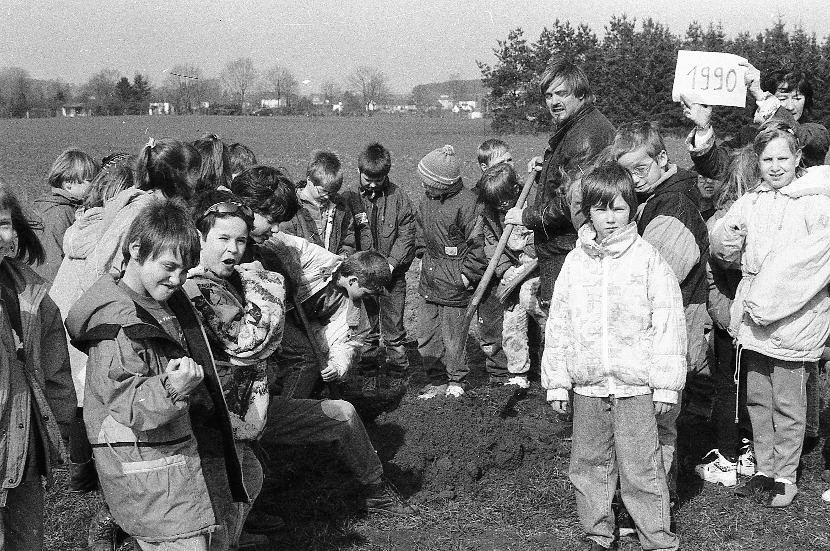 1992 03 01 Baumepflanzen Einschulung001 24