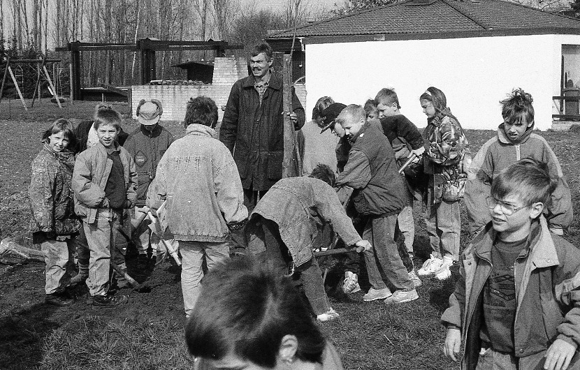 1992 03 01 Baumepflanzen Einschulung001 28