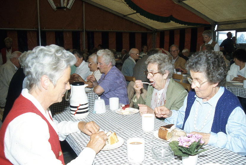 1998 xx xx Seeniorennachmittag 100 Jahre TSV Bahrdorf001 25