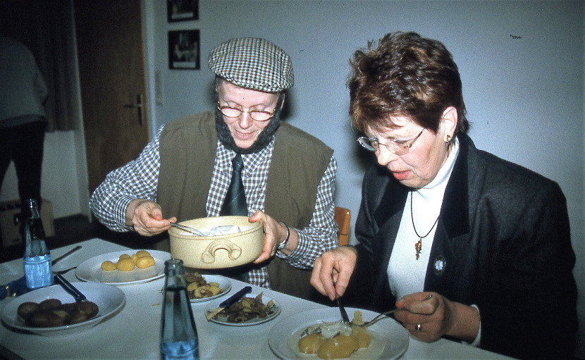 2004 xx xx  Senioren Heringsessen Elke Schafer Karin Stottmeister012 2