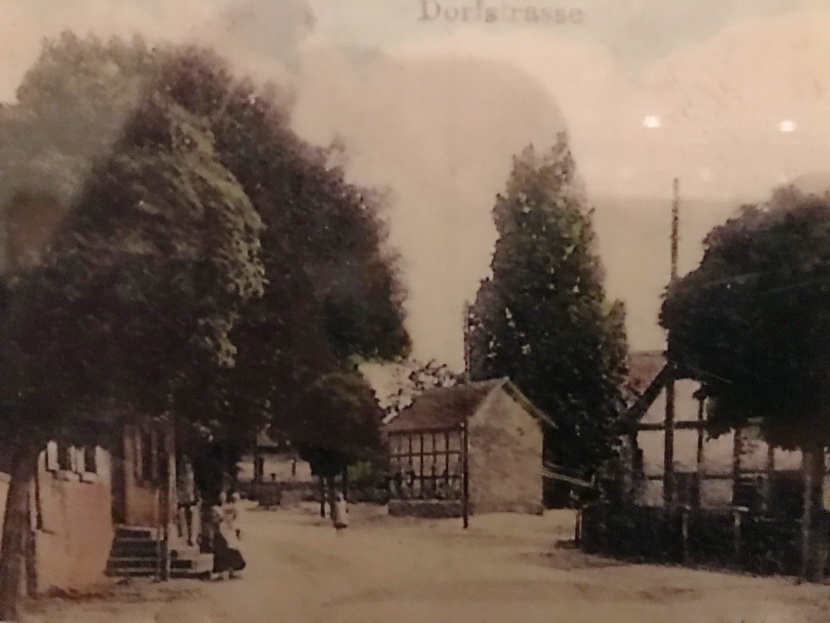 1945 Dorfstrasse Blick auf die Dorfeiche
