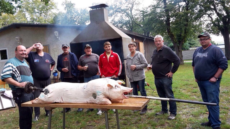 2017 Schweinegrillen Holzsaal3. 1jpg