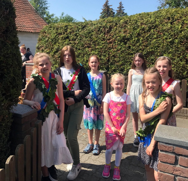2023 Pfingsten Madchen. 1jpg