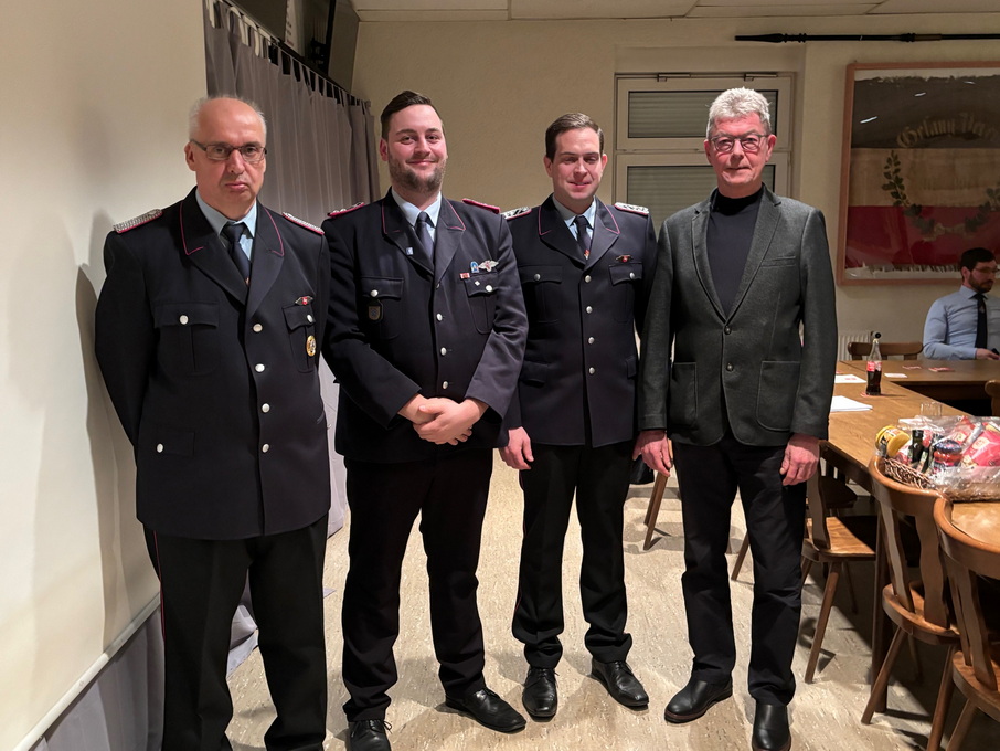 Alter und neuer Brandmeiter mit Stellv. und SG Burgermeiterx